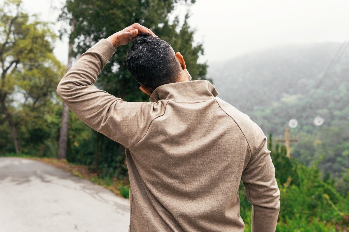 homem fazendo alongamento cervical de trapézio superior