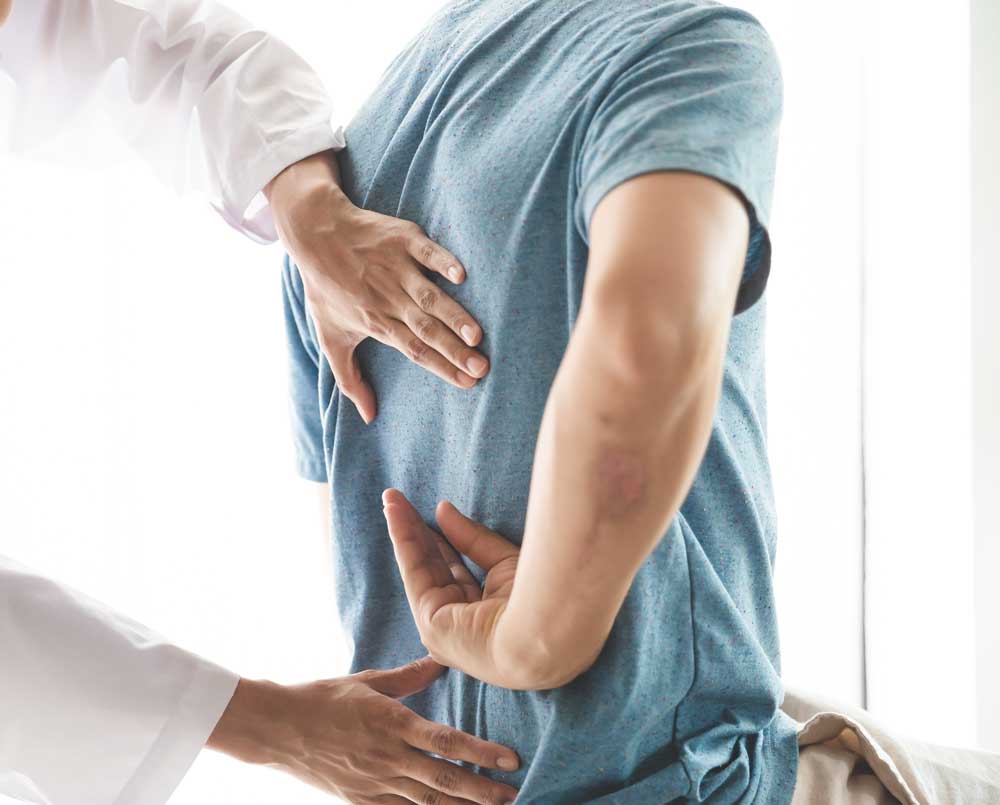 paciente em consultório médico para tratar lombalgia