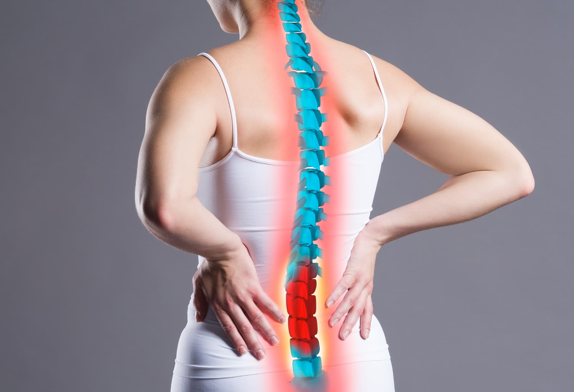 Vista traseira de uma mulher com as mãos na região lombar, simbolizando dor na coluna. Uma representação digital destaca a coluna vertebral, com as áreas lombar e cervical em vermelho, indicando dor ou hérnia de disco.