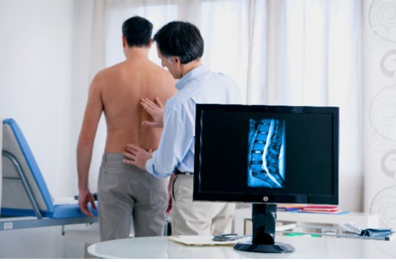 fisioterapeuta avaliando paciente