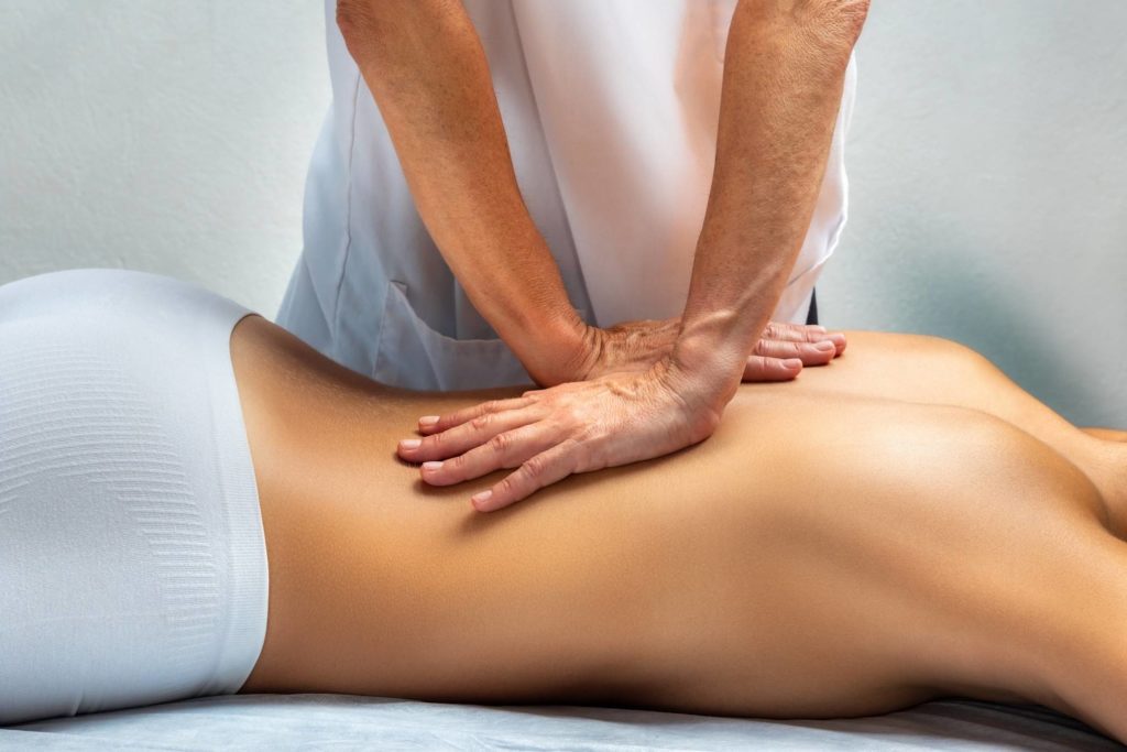 mulher fazendo massagem para aliviar a dor no nervo ciático