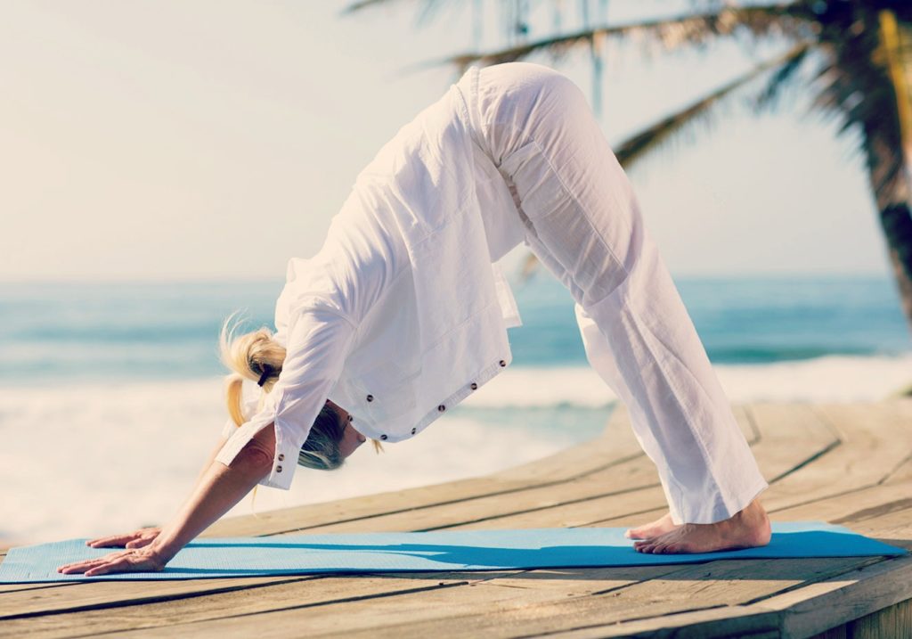 mulher praticando yoga para aliviar a dor no nervo ciático