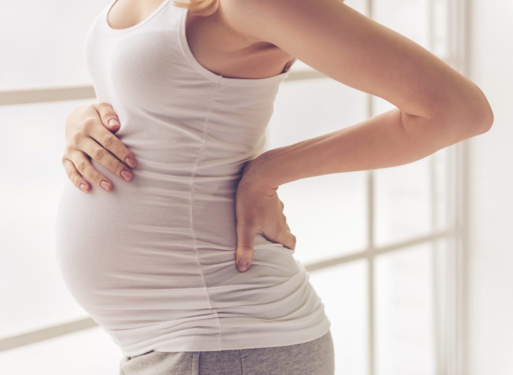 mulher com dor nas costas na gravidez