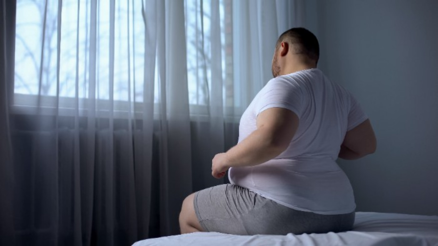 homem sedentário com dor nas costas ao acordar