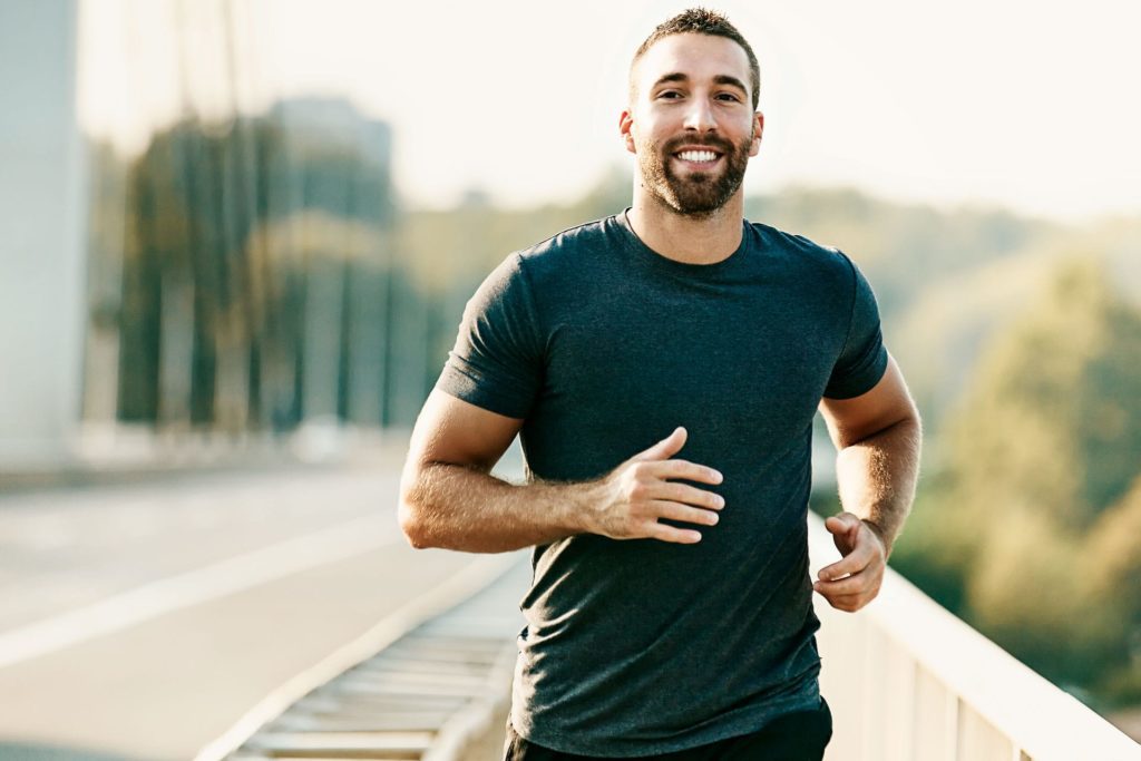 homem mostrando que quem tem hernia de disco pode correr