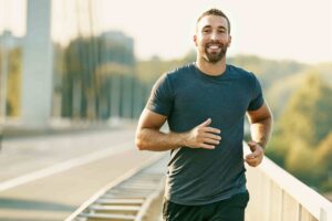 homem feliz correndo na estrada