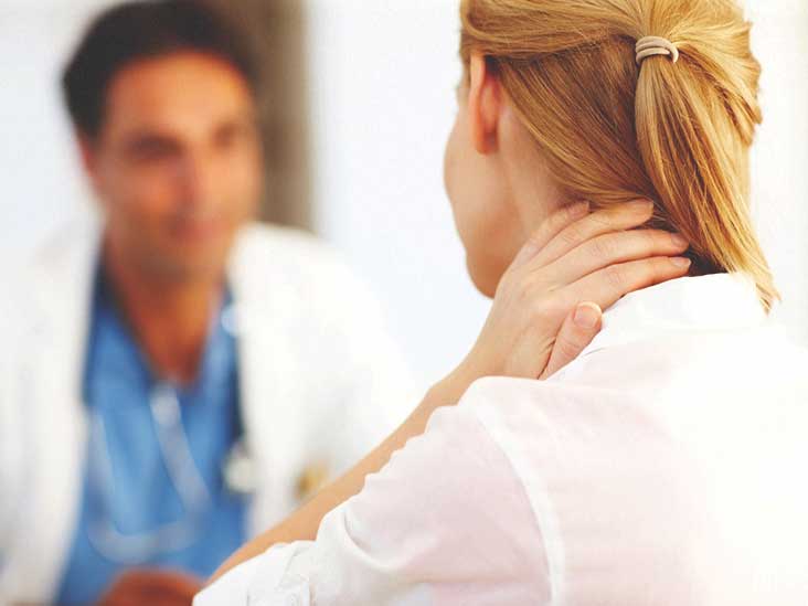 pessoa em consultório conversando com médico para tratar a Retrolistese