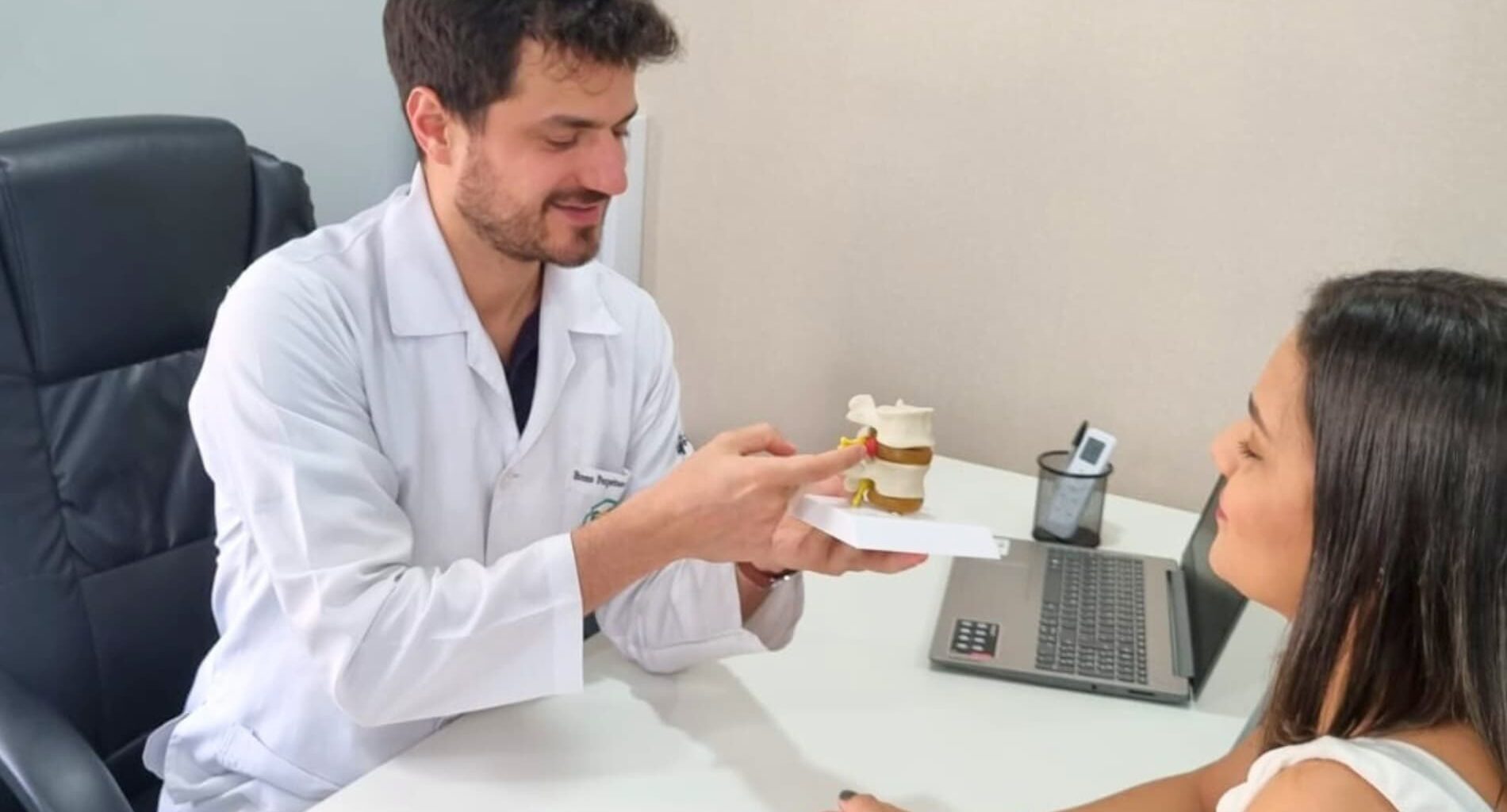 foto de fisioterapia para coluna vertebral