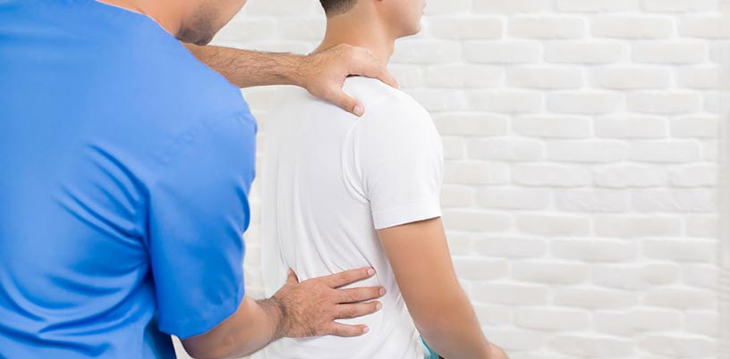 pessoa fazendo fisioterapia para coluna com profissional