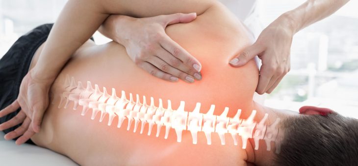 paciente deitado de lado fazendo fisioterapia para coluna