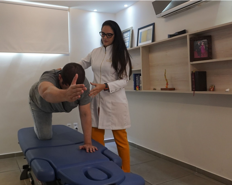 paciente executando Técnicas de fortalecimento muscular com fisioterapeuta