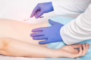 médico fazendo laminectomia