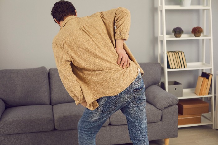 homem com dor nas costas e lombociatalgia