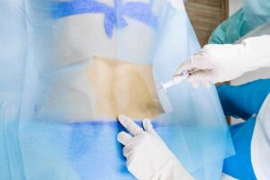 médico realizando bloqueio facetário em paciente