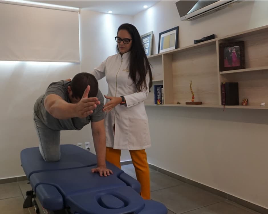 fisioterapeuta indicando técnicas de fortalecimento muscular