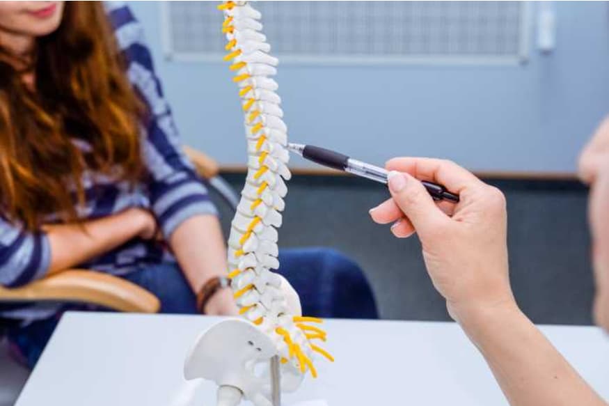 fisioterapeuta falando sobre coluna
