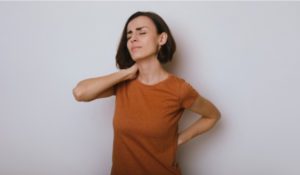 O sintoma mais comum da síndrome facetária é a dor na parte inferior das costas ou no pescoço que pode se espalhar para outras áreas do corpo, tais como as nádegas, quadris e ombros.