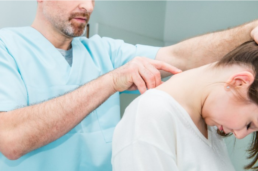 A correção postural se baseia na restauração do alinhamento e equilíbrio do corpo, usando posturas corretivas e exercícios que ajudam a reduzir a tensão na coluna vertebral