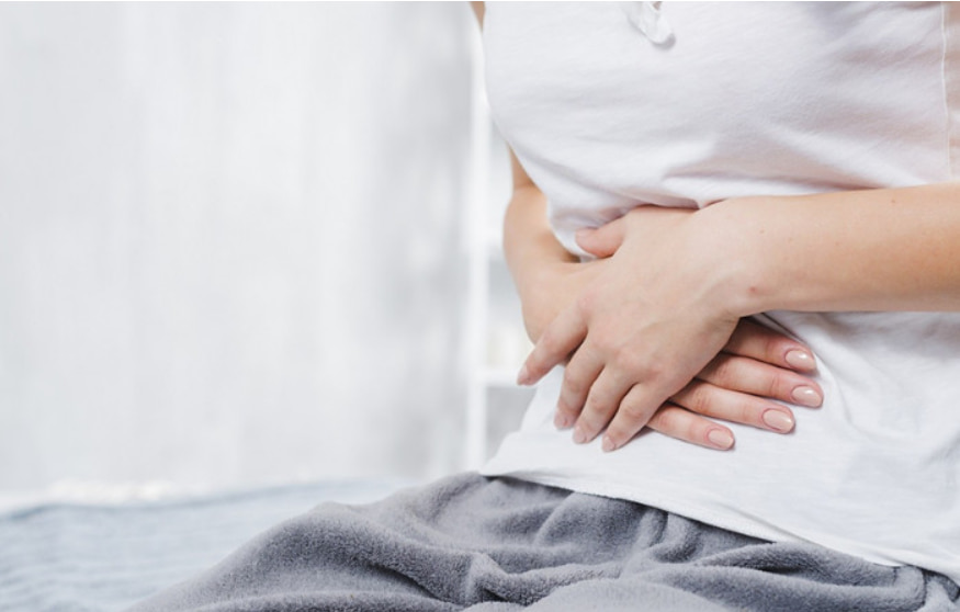 Como com outras formas de espondiloartrite, ela geralmente causa dor e rigidez em múltiplas articulações do corpo