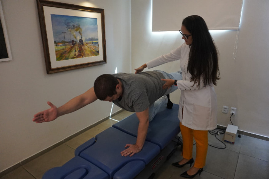 O tratamento para DDD normalmente inclui exercícios de fisioterapia 