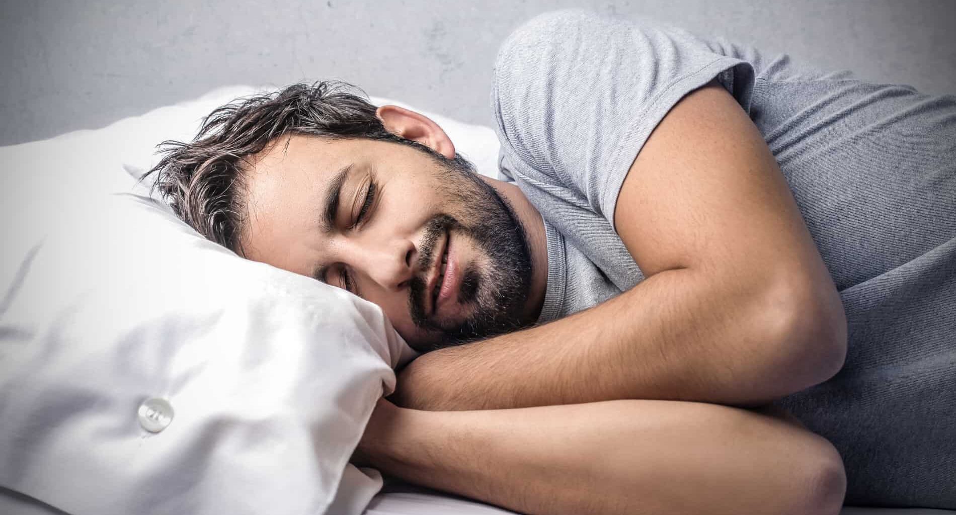 foto de dormir de bruços faz mal