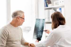 Se você realizou exames e recebeu um laudo de discopatia degenerativa, saiba que a fisioterapia será a sua principal aliada.