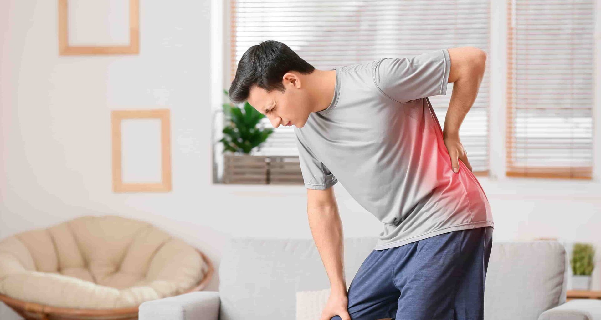 homem com dor na lombar em casa