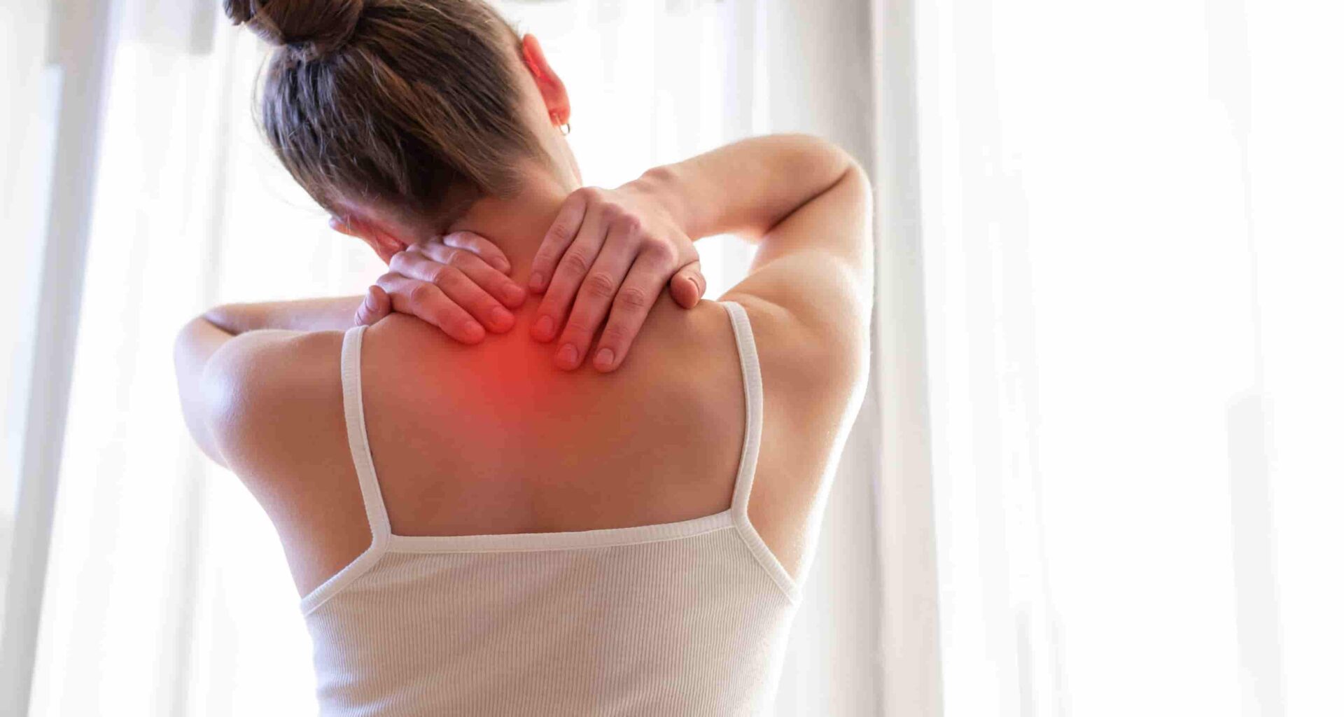Dependendo da causa da dor na coluna, você pode apresentar sintomas como rigidez ou sensibilidade na região ou em membros superiores ou inferiores, dor irradiada para as pernas ou braços, espasmos musculares e dificuldade para dormir.