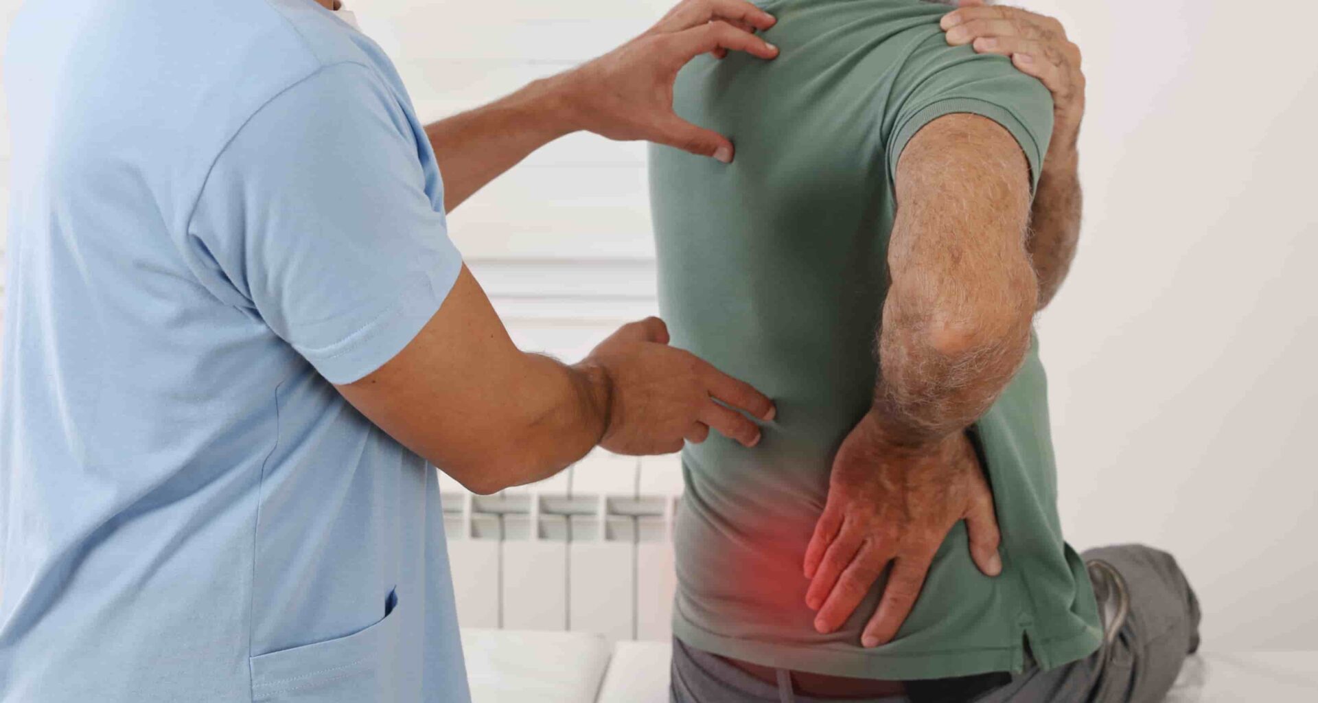 É importante buscar ajuda especializada ao identificar algum sintoma persistente na coluna vertebral. O diagnóstico precoce ajuda no êxito do tratamento.