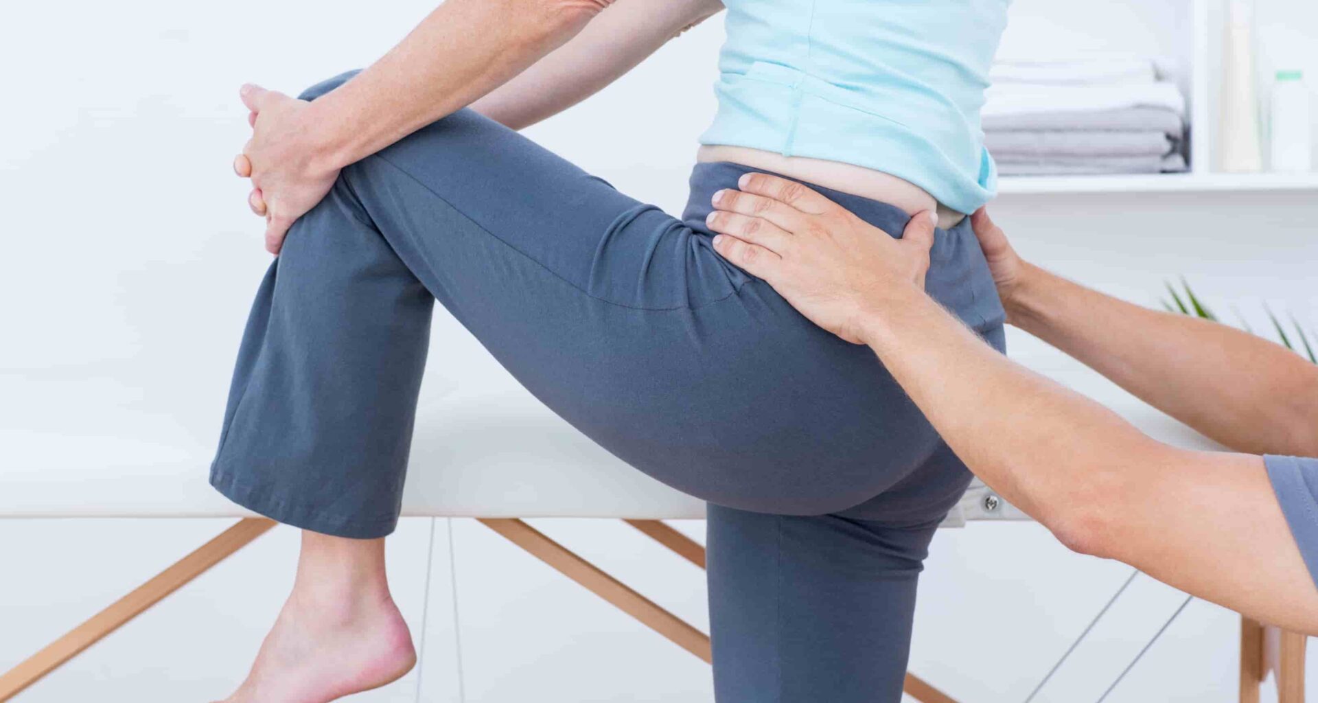 O alongamento da coluna vertebral pode ser feito de forma estática (mantendo uma posição por um determinado período de tempo) ou dinâmica (movendo por meio de uma amplitude de movimento).