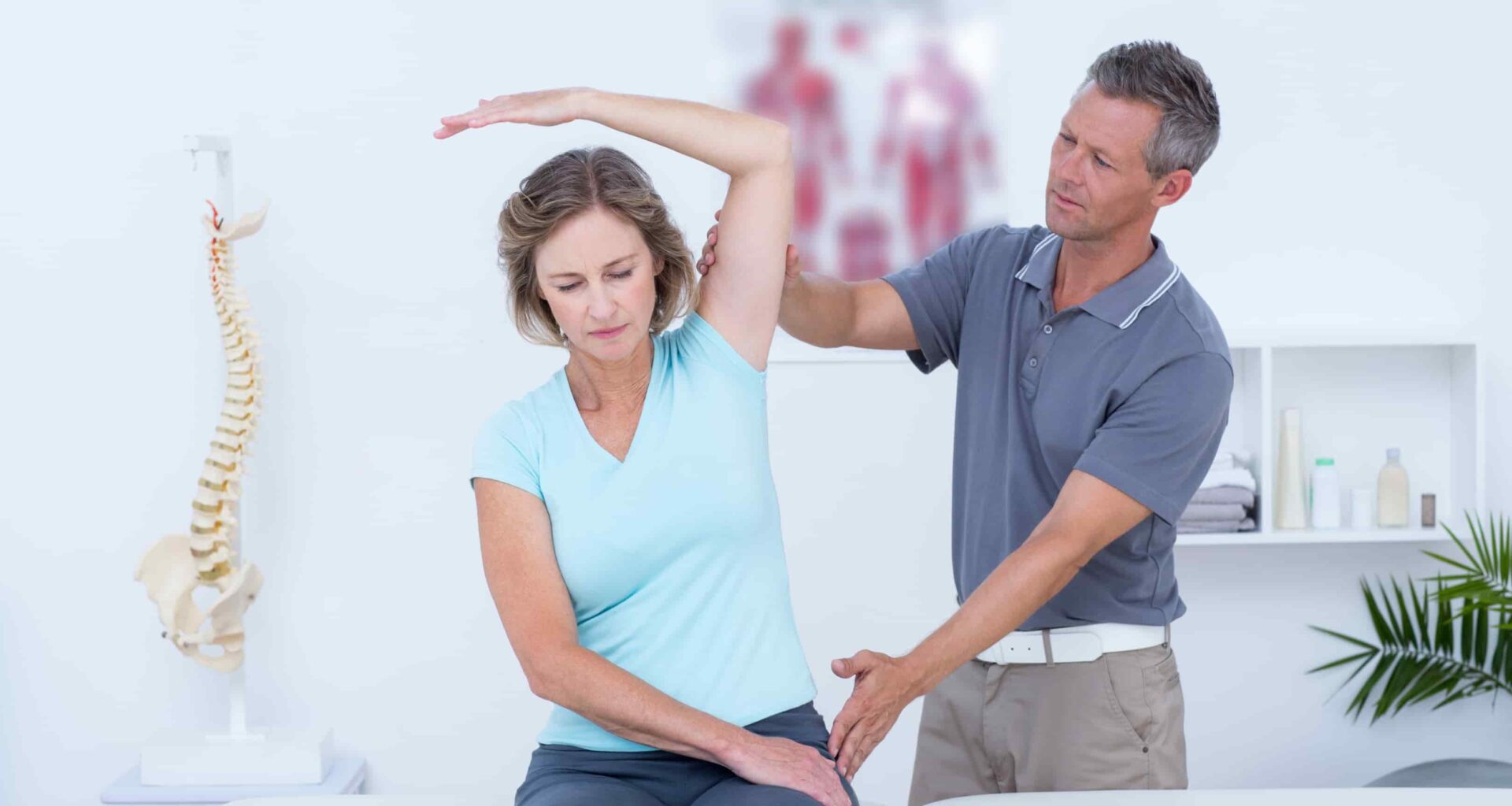 O alongamento da coluna vertebral é benéfico para pessoas de todos os níveis de condicionamento físico e idade, pois ajuda a manter a coluna vertebral ágil e flexível, reduzindo o risco de lesões e proporcionando maior suporte para as atividades diárias.