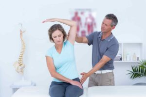O alongamento da coluna vertebral é benéfico para pessoas de todos os níveis de condicionamento físico e idade, pois ajuda a manter a coluna vertebral ágil e flexível, reduzindo o risco de lesões e proporcionando maior suporte para as atividades diárias.