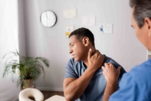 homem no fisioterapeuta sendo tratado