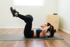 mulher fazendo exercício para core