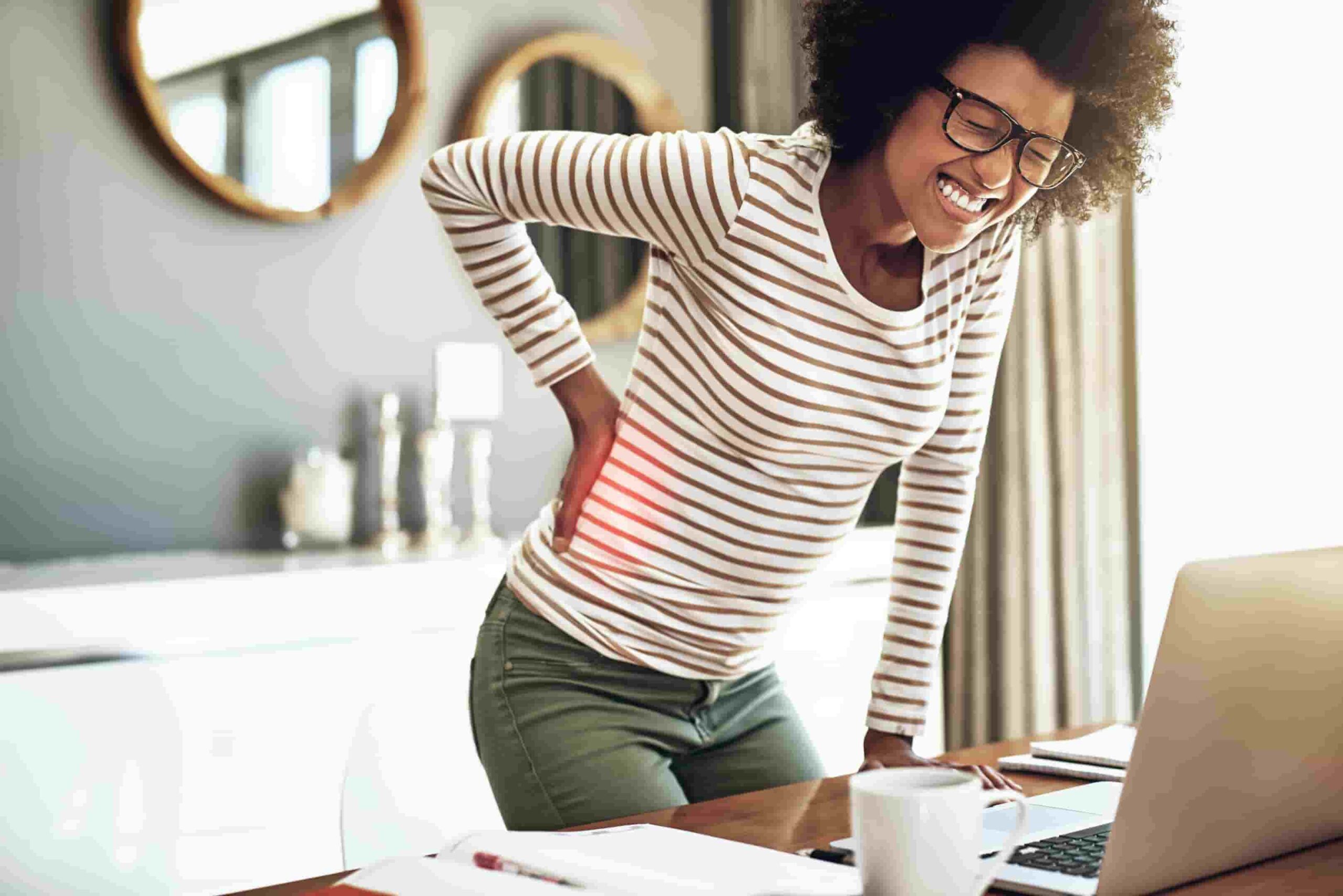 Mulher que precisa fazer denervação percutânea