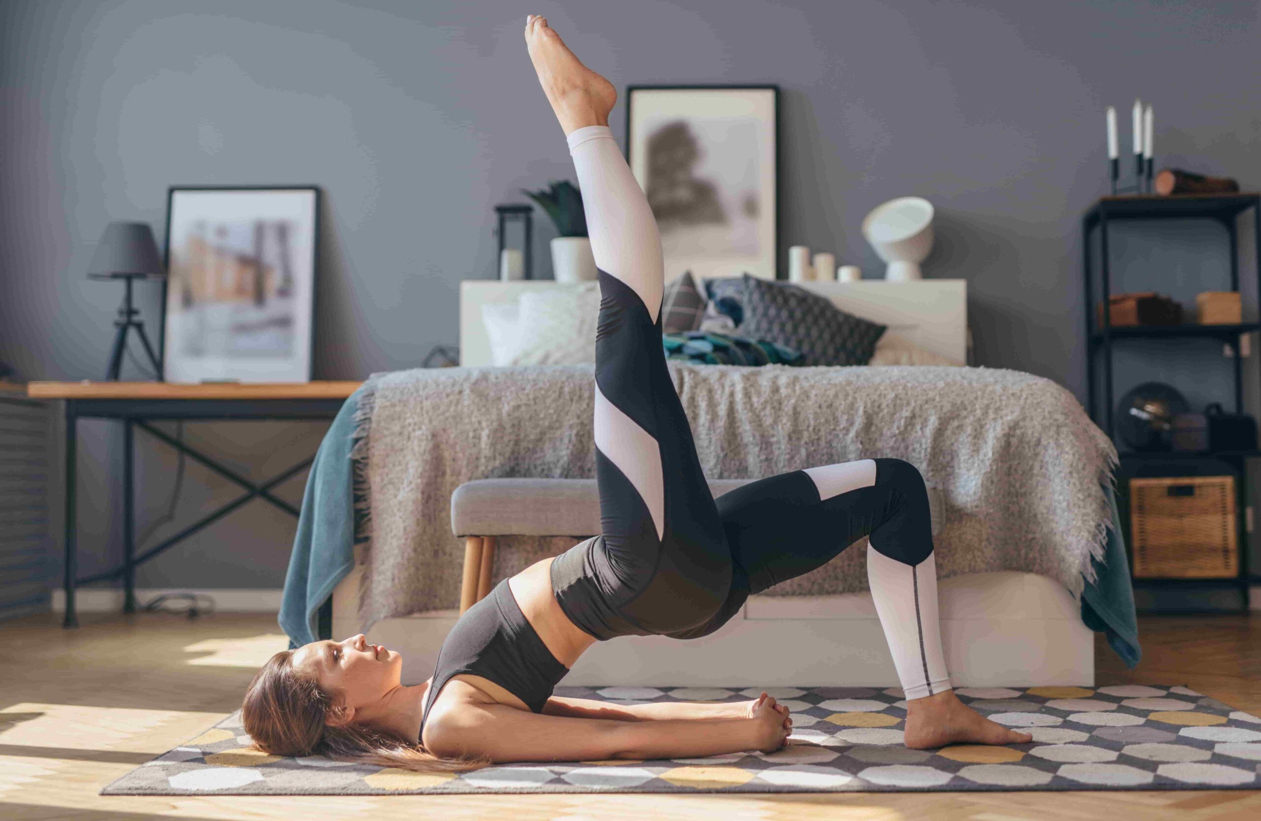 mulher fazendo exercício em casa