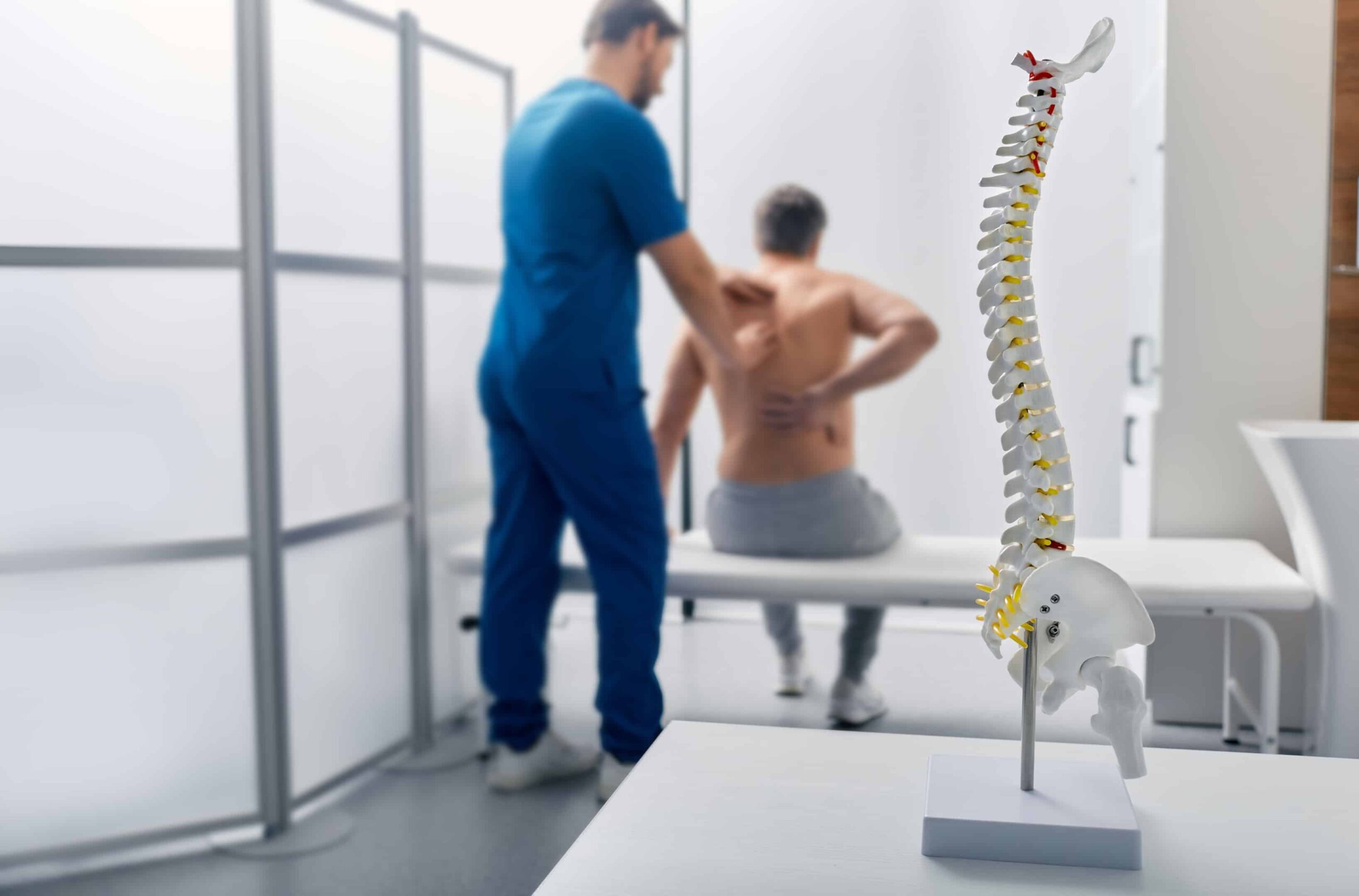 fisioterapeuta analisando vertebra de transição de paciente