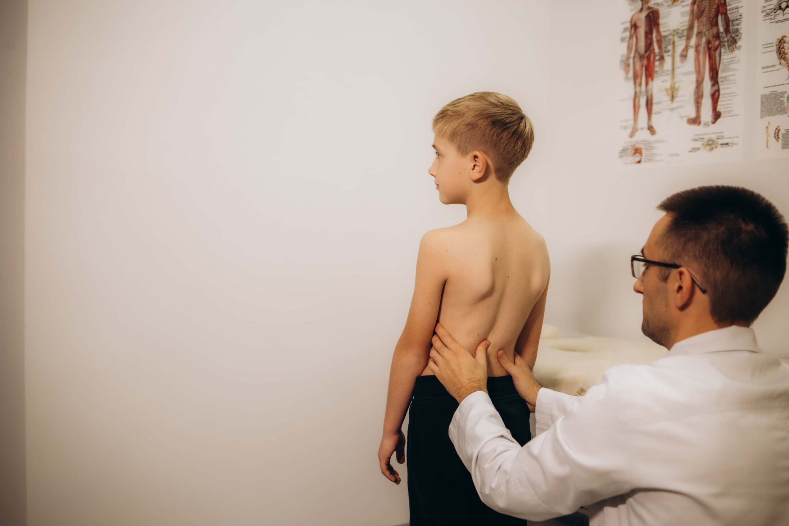 foto de coluna torta ou escoliose