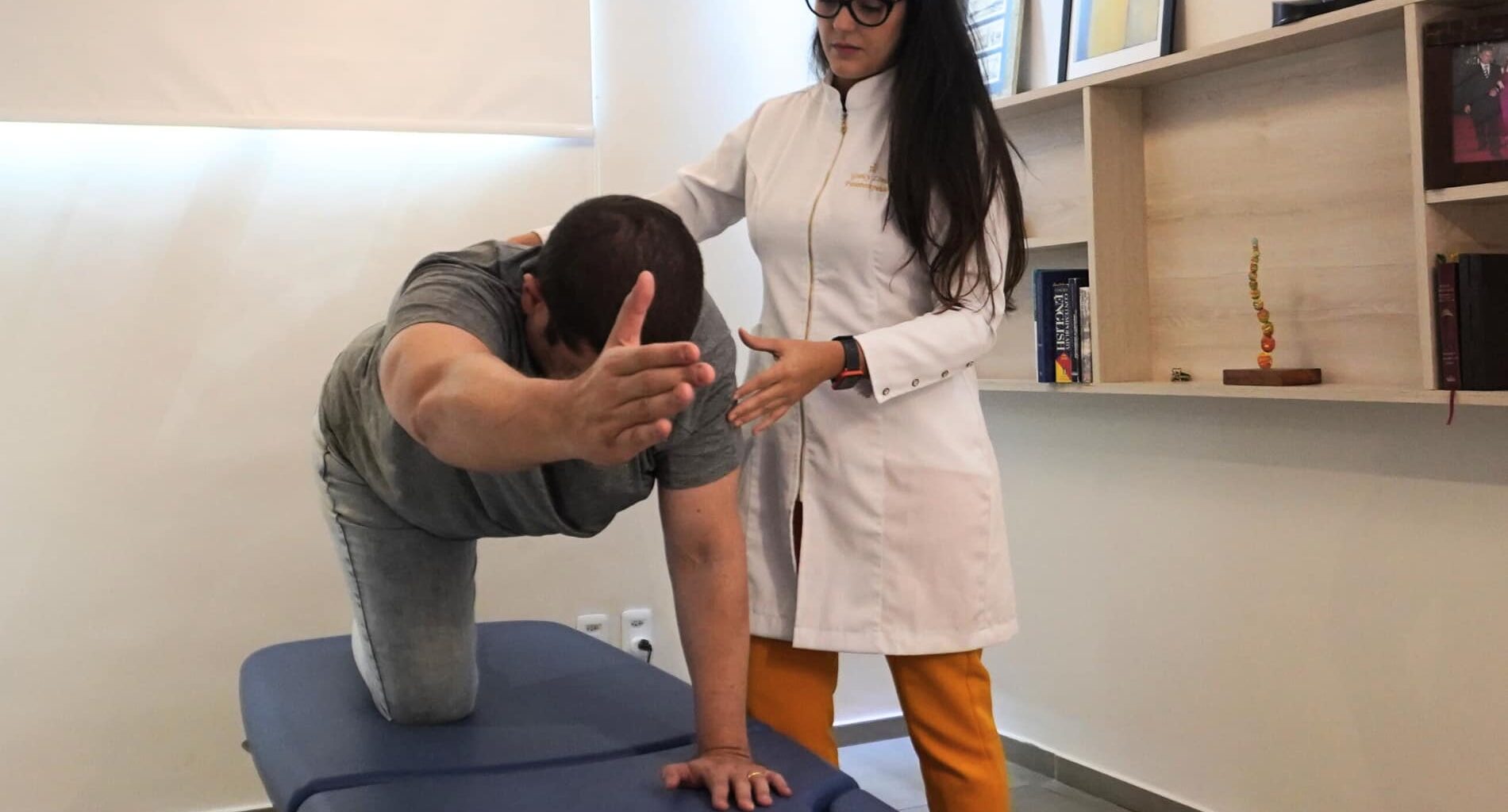 foto de fisioterapeuta coluna