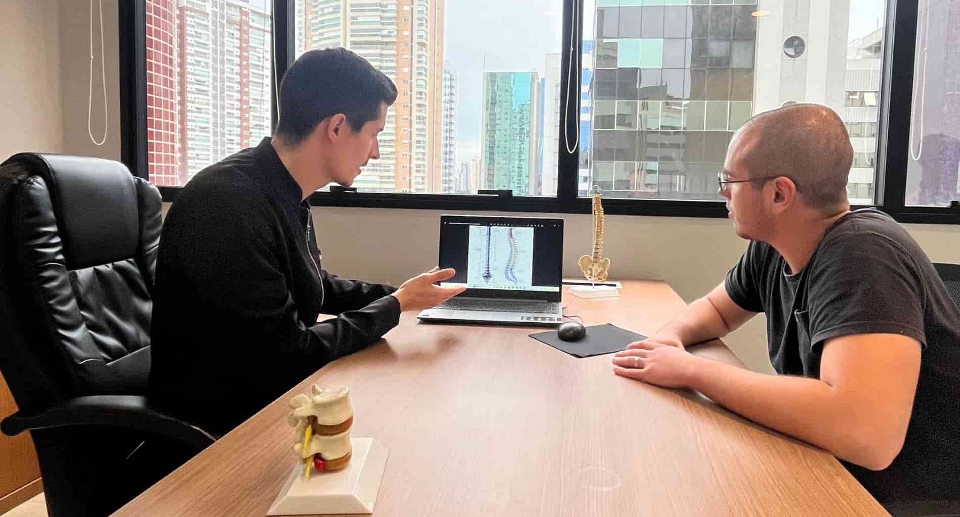 foto de dor nas costas embaixo perto do quadril