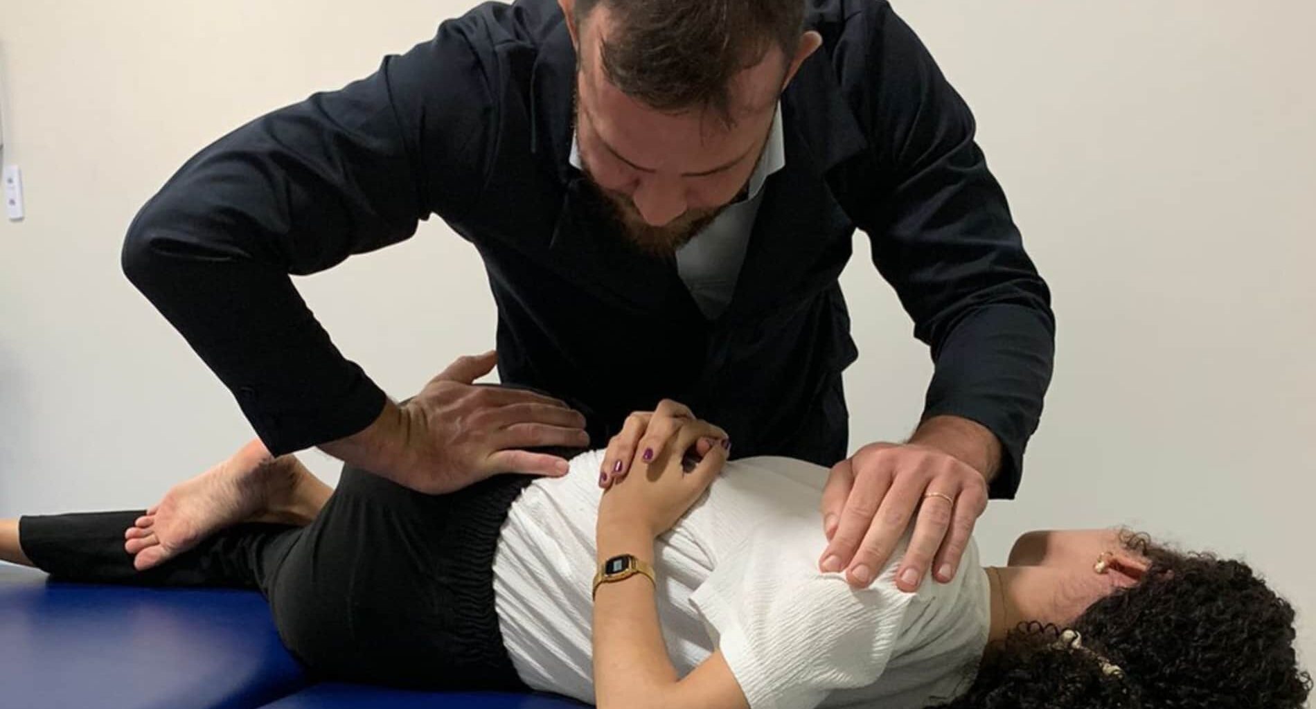 foto de dor nas costas embaixo perto do quadril