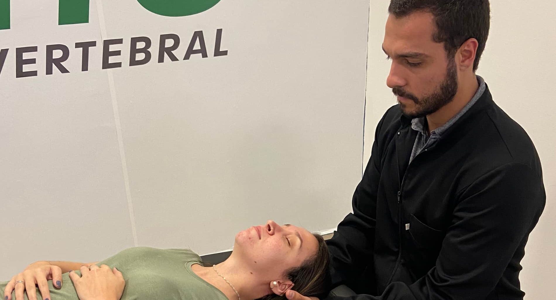 foto de dor no ombro direito que irradia para o pescoço