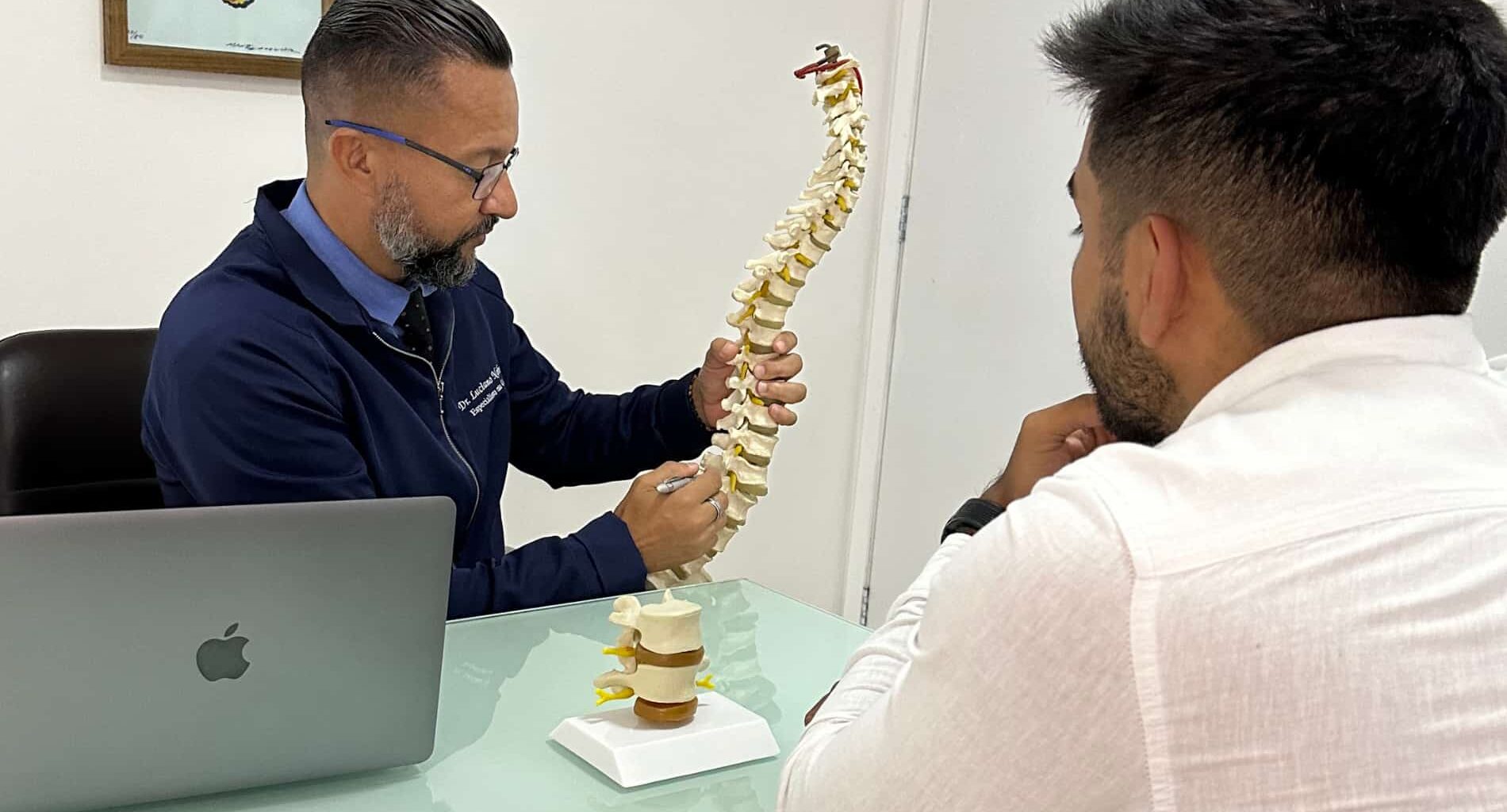 foto de fisioterapeuta de coluna