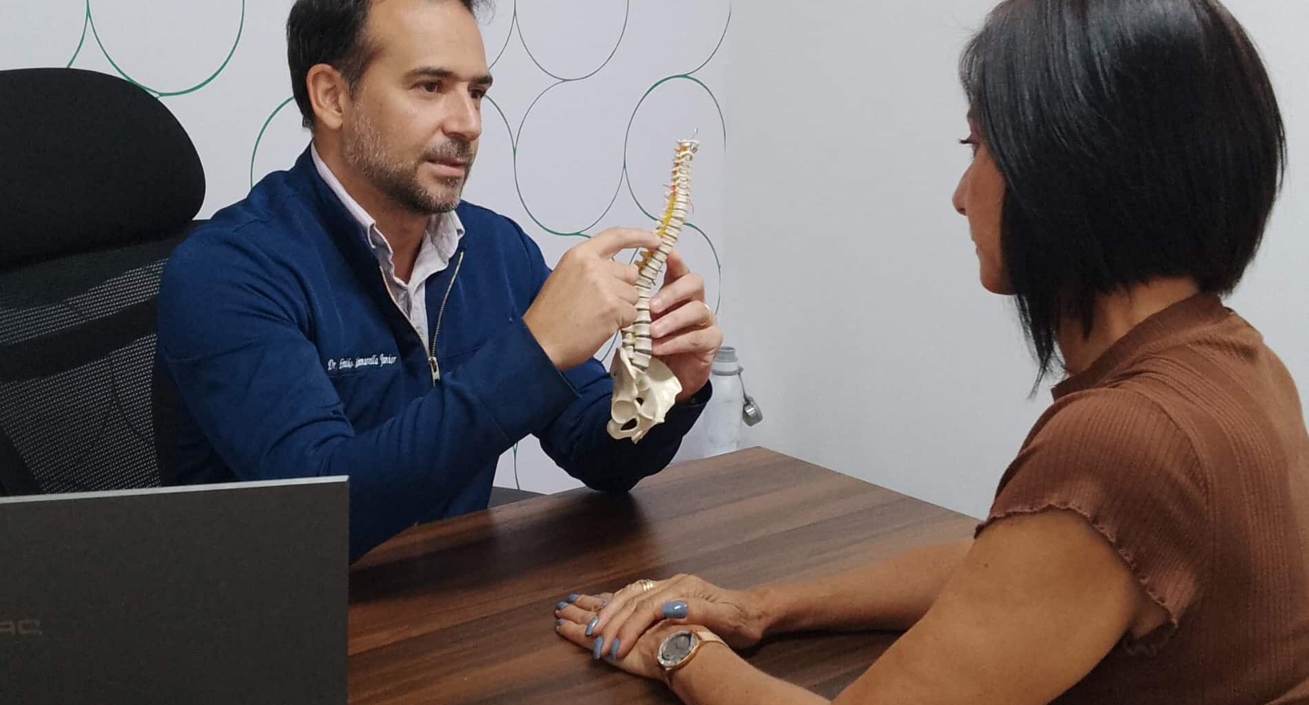 foto de médico fisioterapeuta