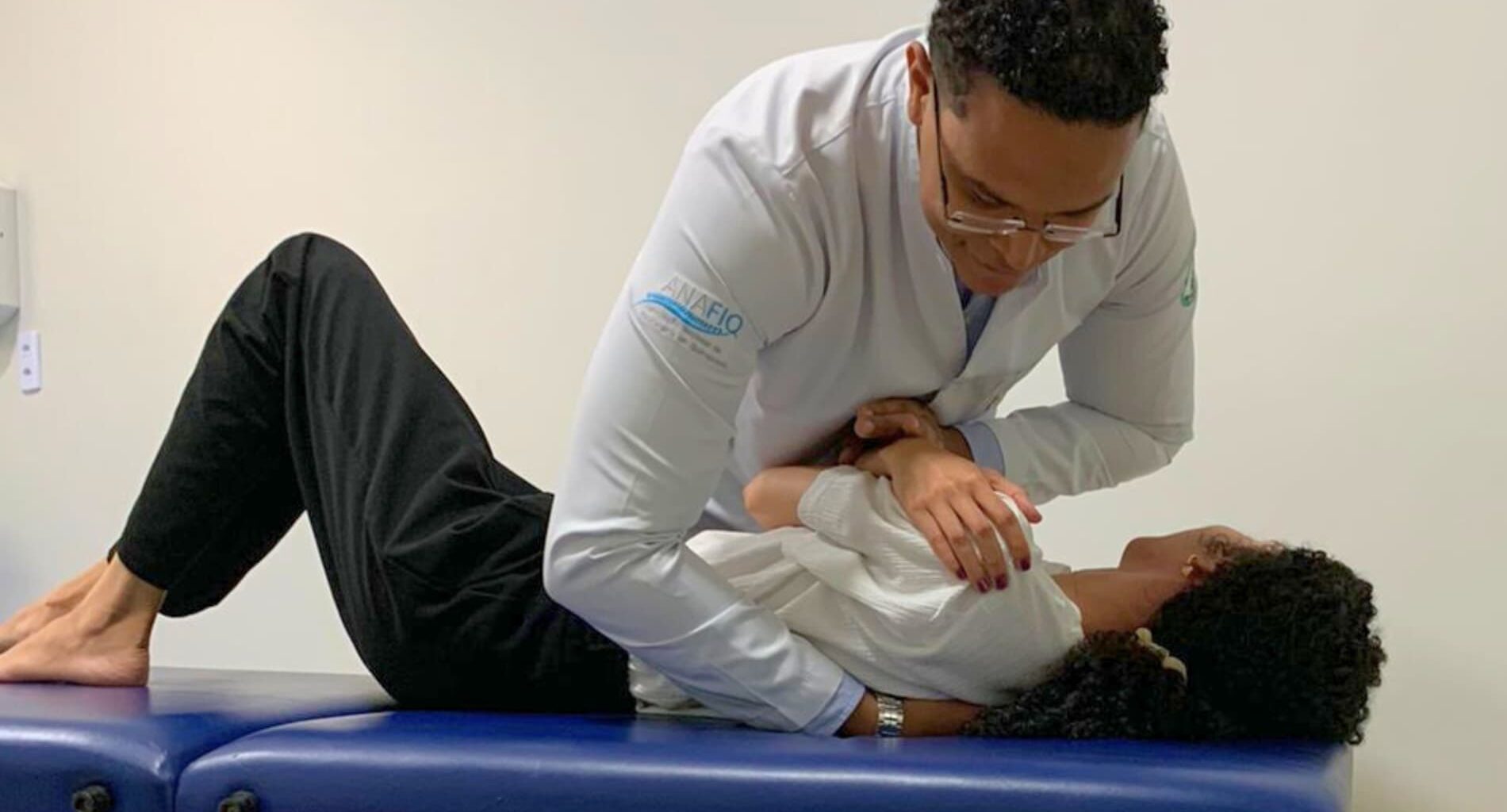 foto de médico fisioterapeuta