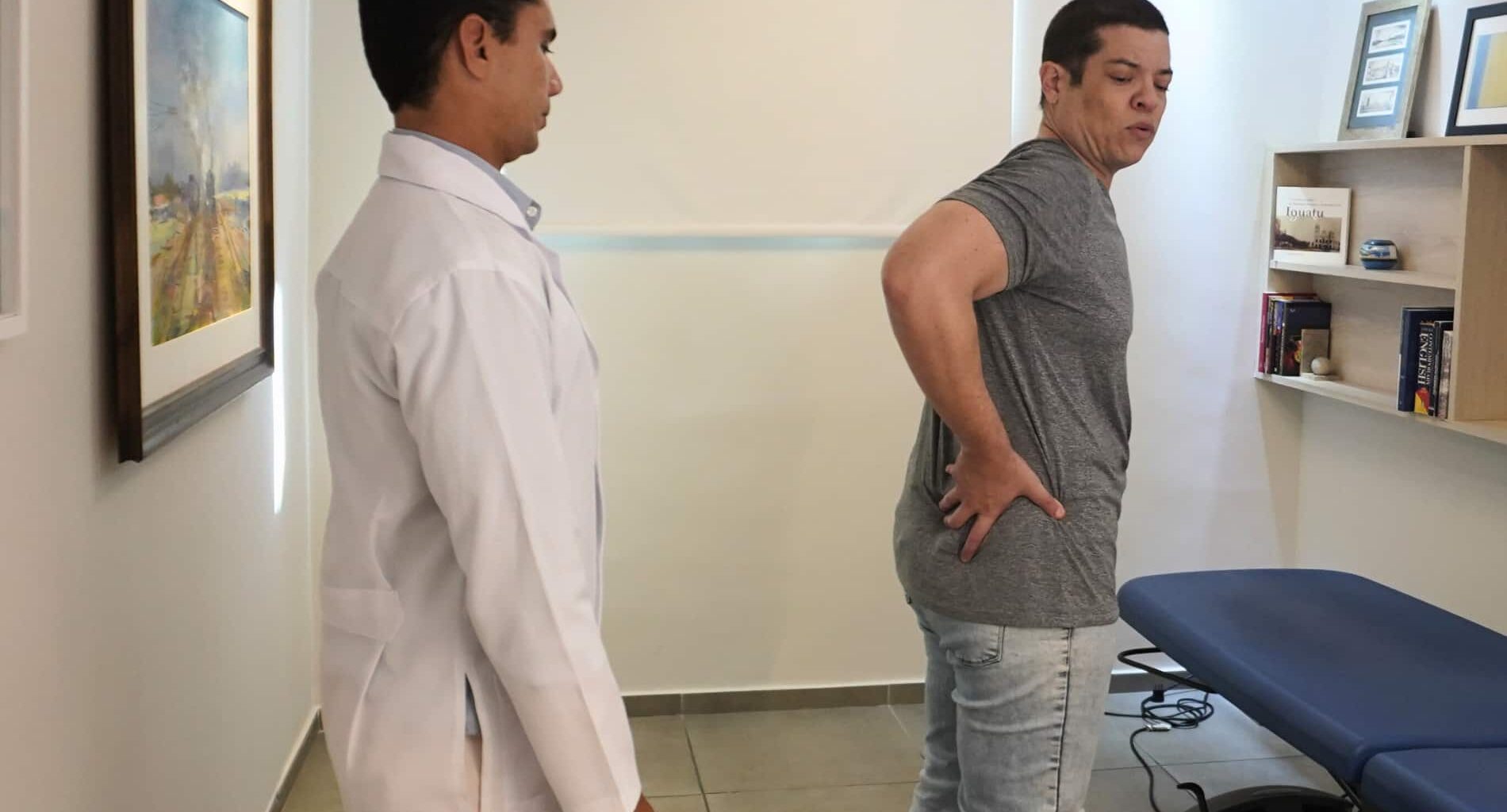 foto de médico fisioterapeuta