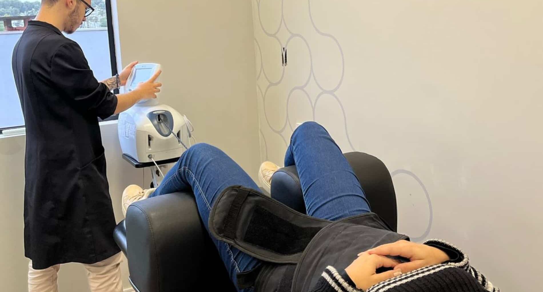 foto de médico fisioterapeuta