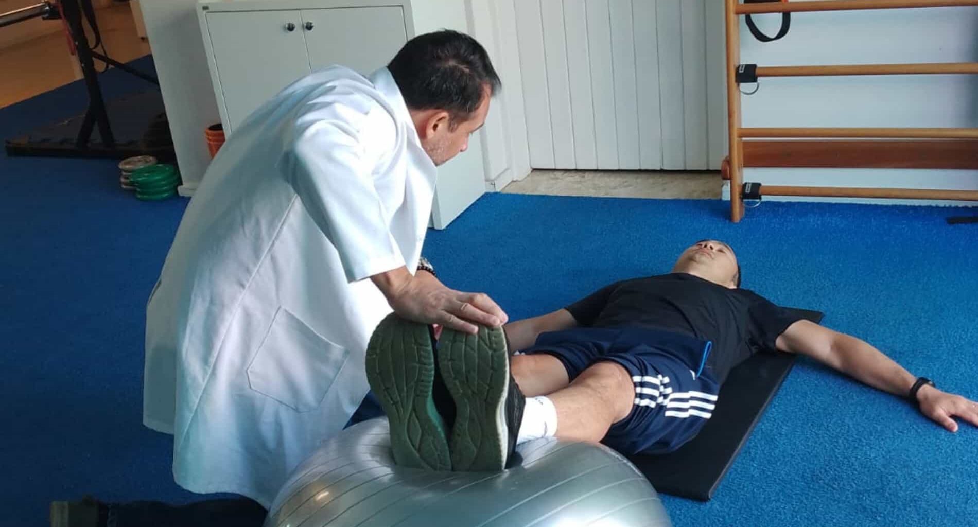 foto de médico fisioterapeuta
