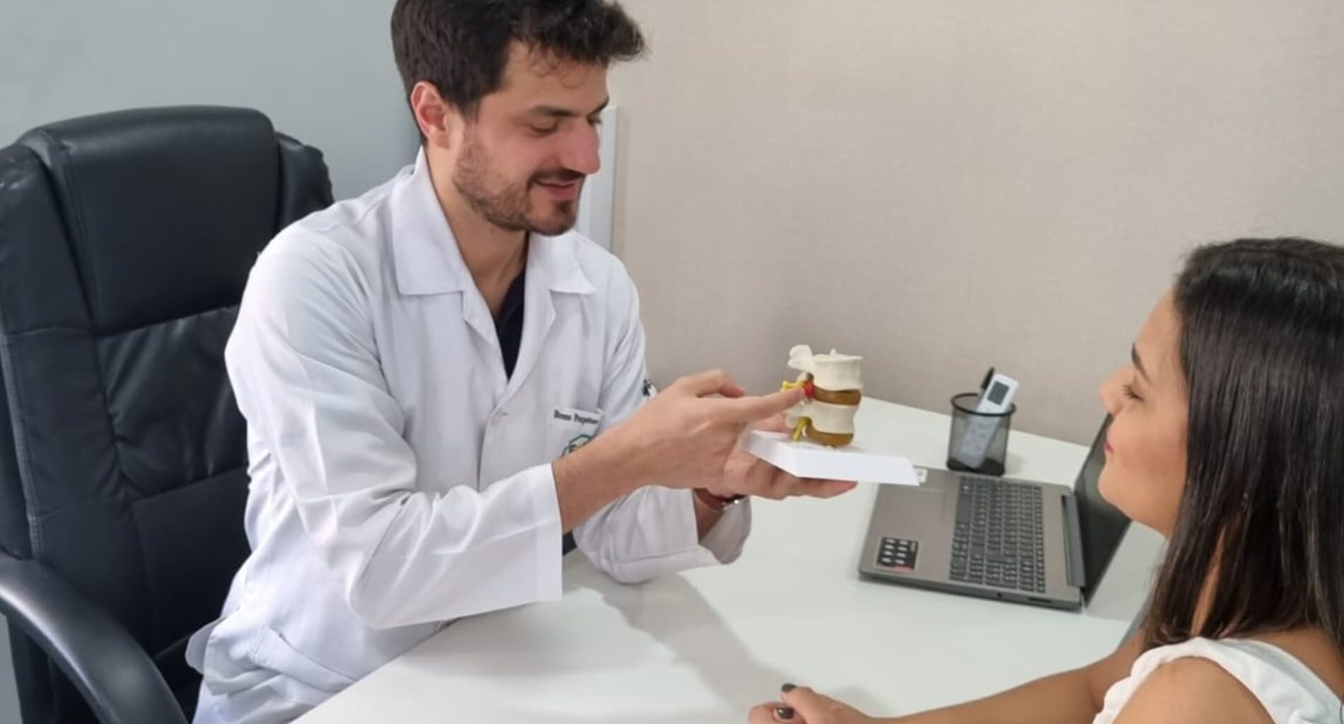 foto de tratamento de dor embaixo das costas