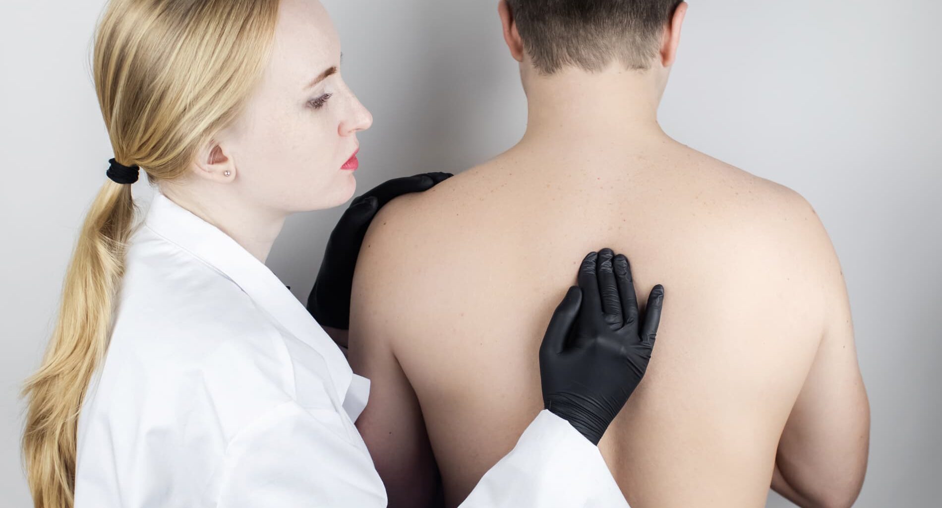 foto de dor no meio das costas entre os pulmões e a coluna vertebral